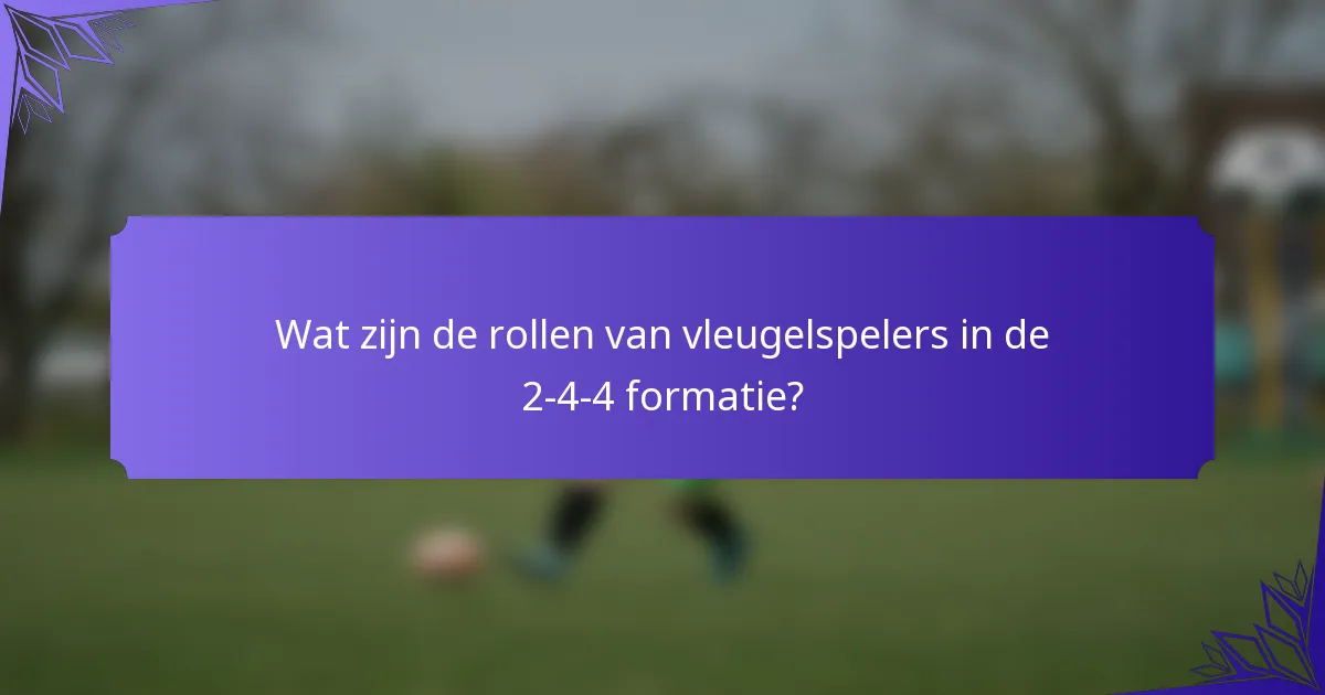 Wat zijn de rollen van vleugelspelers in de 2-4-4 formatie?